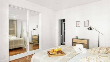 1 Schlafzimmer, Schreibtisch, Bügeleisen/Bügelbrett, Reisekinderbett
