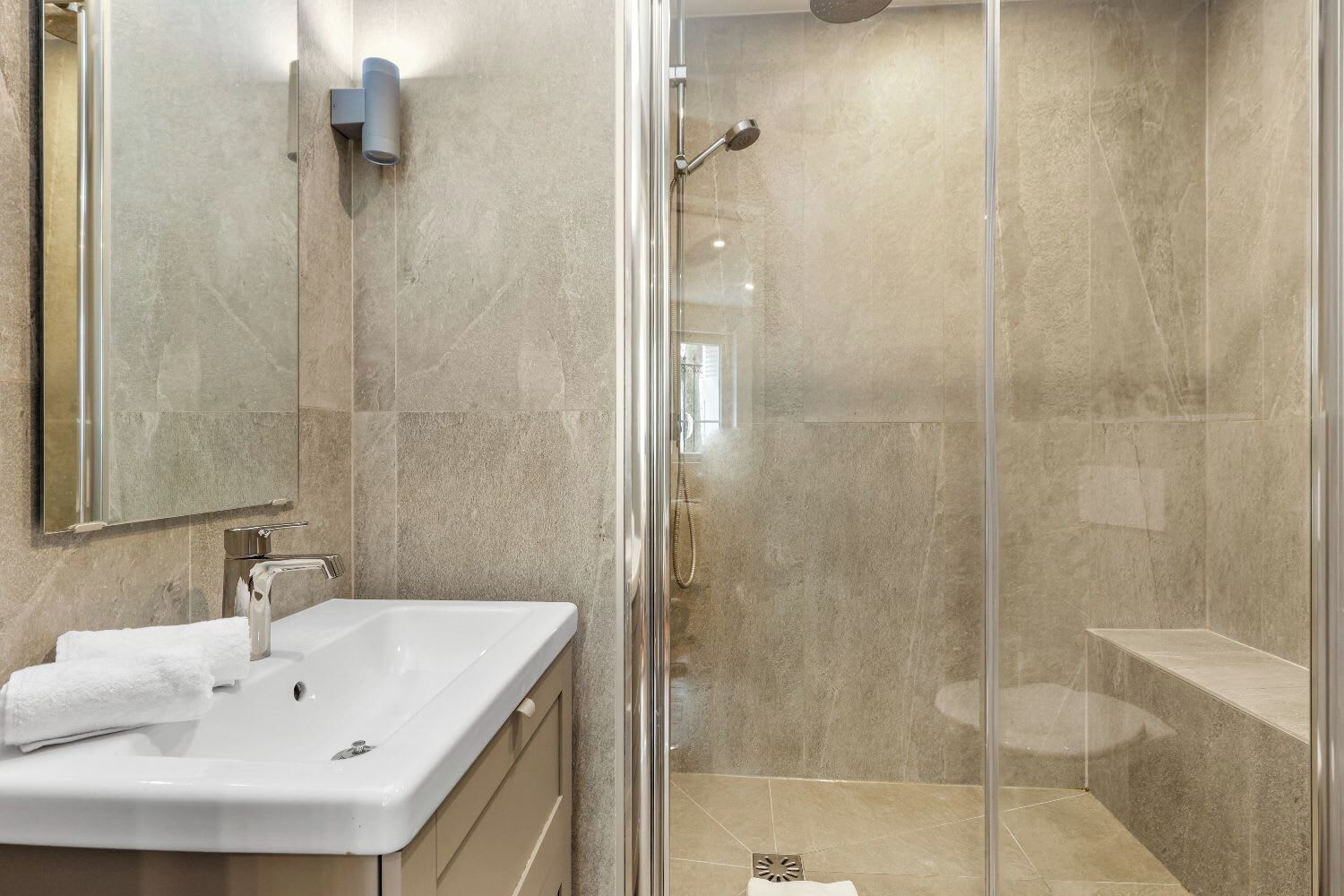 Een douche, een haardroger, handdoeken, zeep