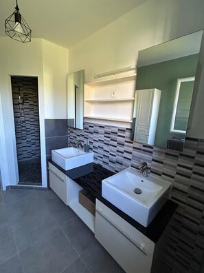 Bathroom - Vrbo Property (Cavillargues)