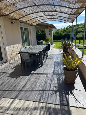 Outdoor dining - Vrbo Property (Cavillargues)