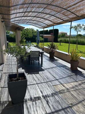Outdoor dining - Vrbo Property (Cavillargues)
