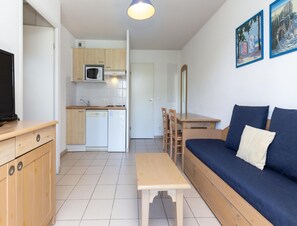 Apartment | Private kitchen - Stay, Pool, Forest & Near Beach (Ondres)