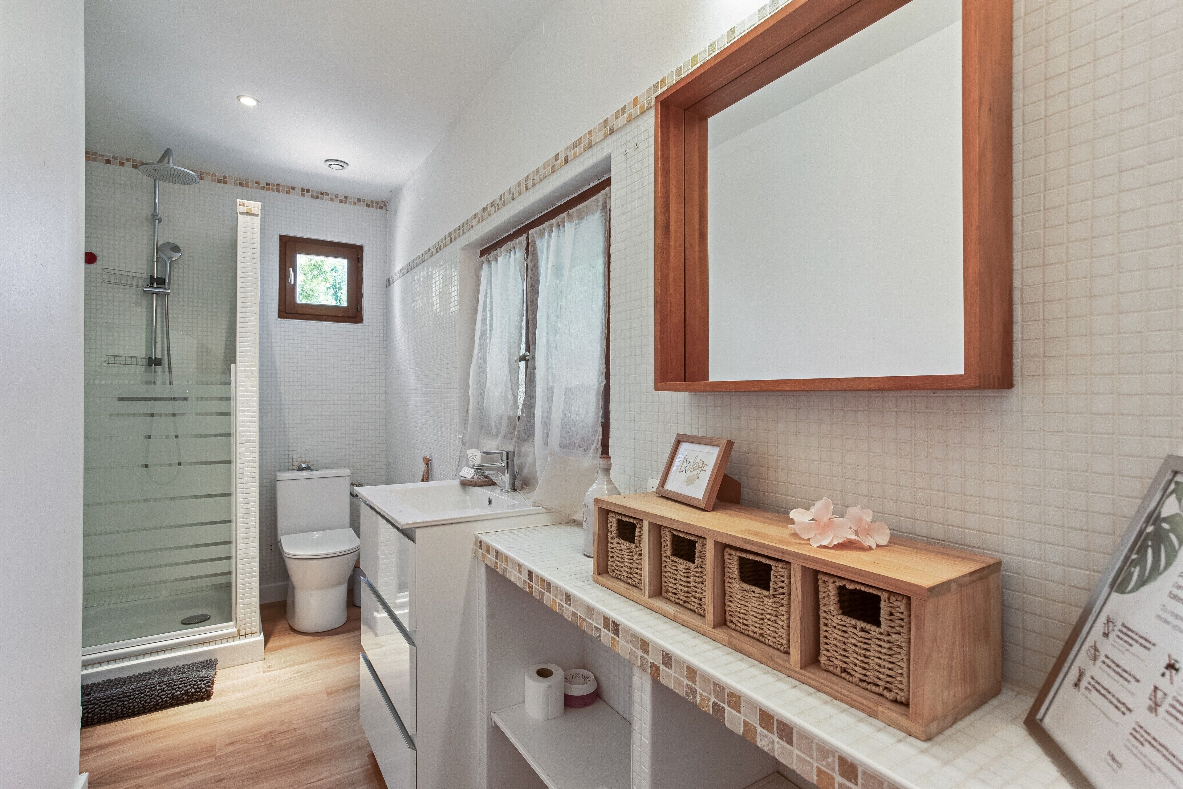 Een douche, een haardroger, handdoeken