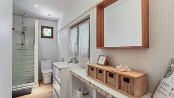 Een douche, een haardroger, handdoeken
