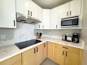 Fridge, microwave, oven, stovetop - 5708- Nice 2B1B Private Unit near FWY 580/24 & UCB (Oakland)