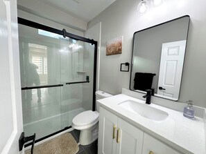Shower, hair dryer, towels, soap - 5708- Nice 2B1B Private Unit near FWY 580/24 & UCB (Oakland)