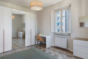 A room with a desk, chair, wardrobe, and a radiator. - Holiday Home Armonia Lucca (Lucca)