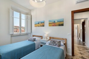 3 chambres, fer et planche à repasser, Wi-Fi, draps fournis