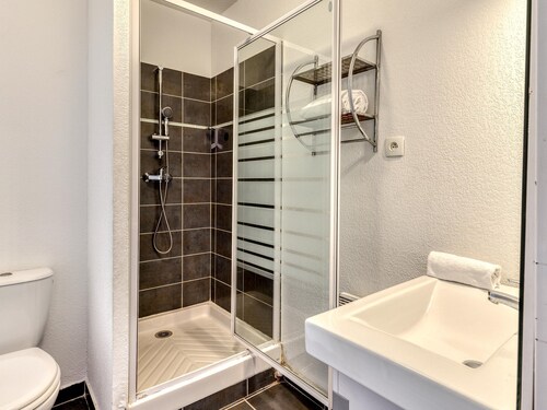 Spacious Coastal Stay for Six With AC