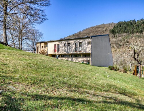 Accessible Lake Stay for 4 in Miremont