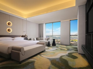 Deluxe Room, 1 King Bed, Corner | Minibar, in-room safe, laptop workspace, blackout drapes