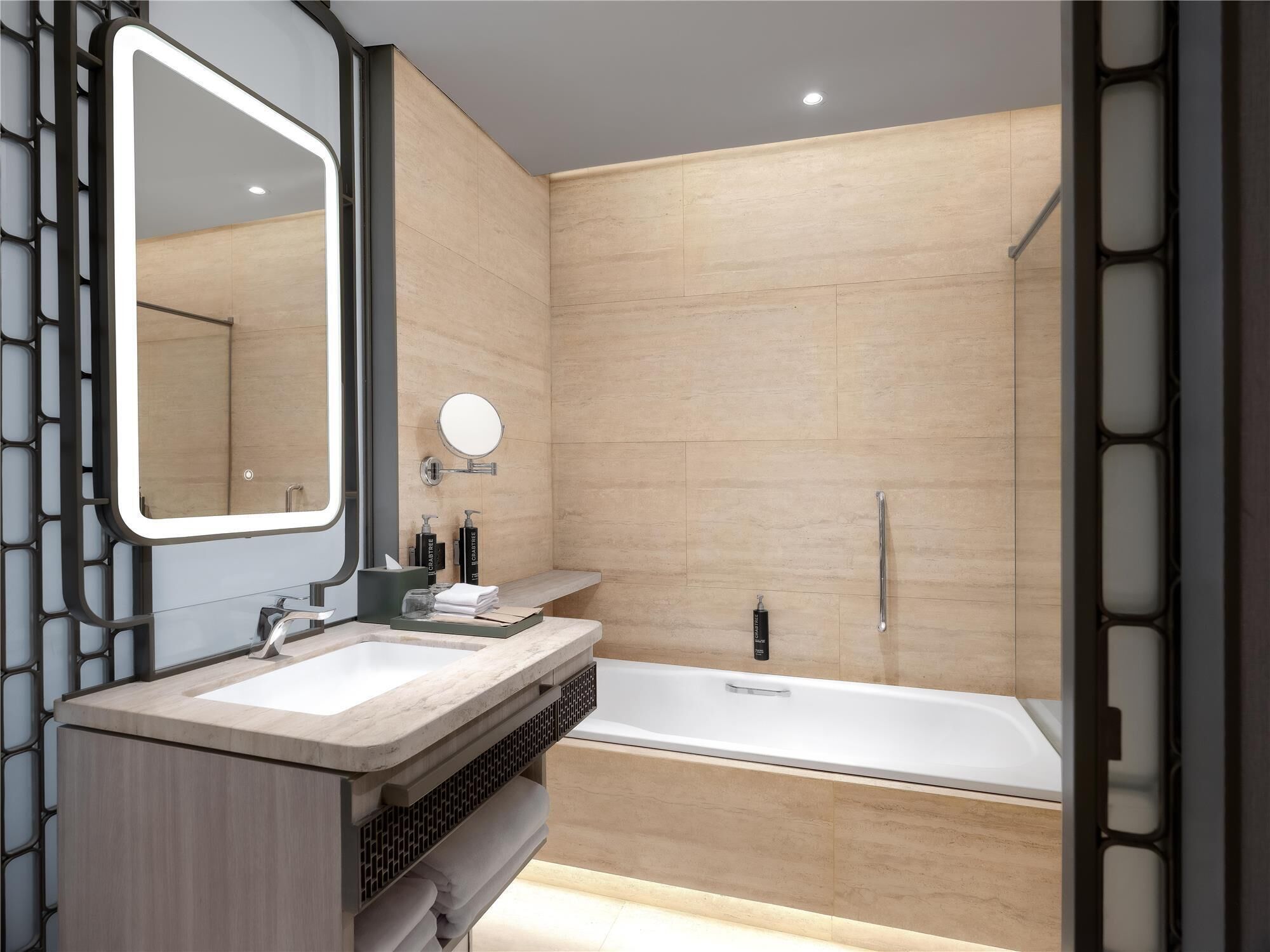 Quarto, 1 cama King, acessível | Banheiro | Banheira e chuveiro separados, chuveiro com efeito de chuva