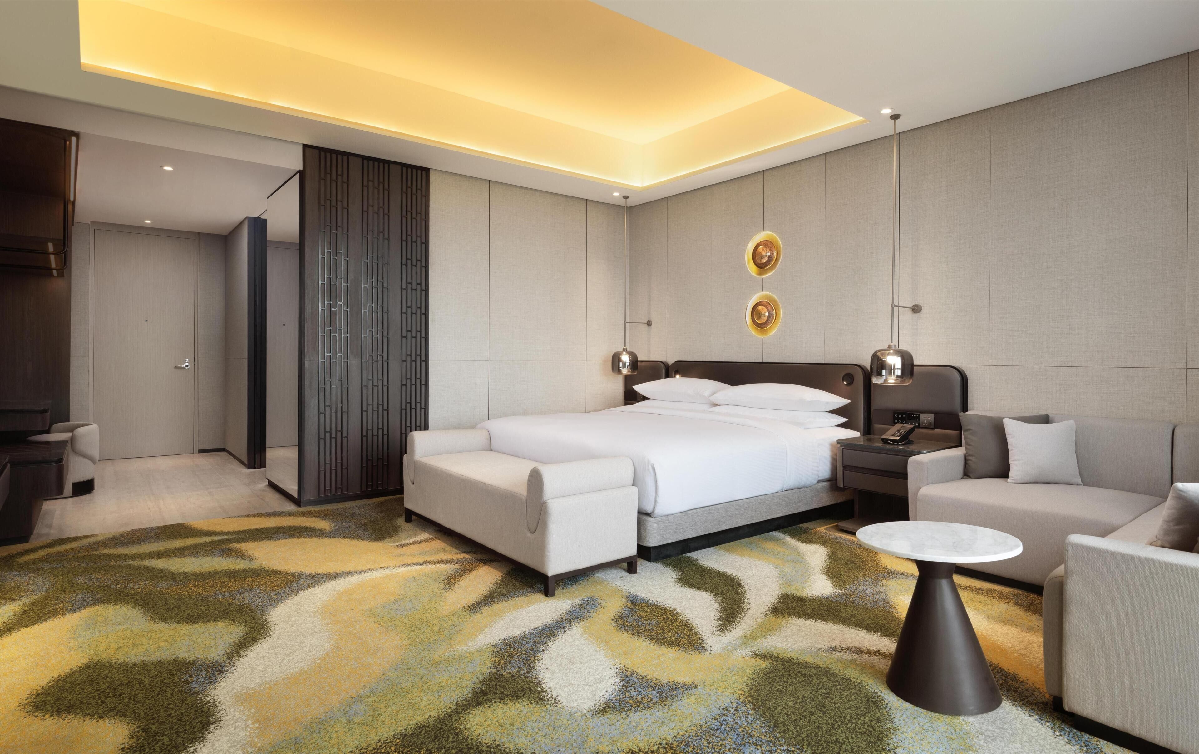 Deluxe Room, 1 King Bed, Corner | Minibar, in-room safe, laptop workspace, blackout drapes