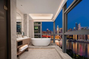 Deluxe Room, 1 King Bed, River View | Bathroom - Hilton Garden Inn Chongqing CBD Jiangbeizui (Chongqing)