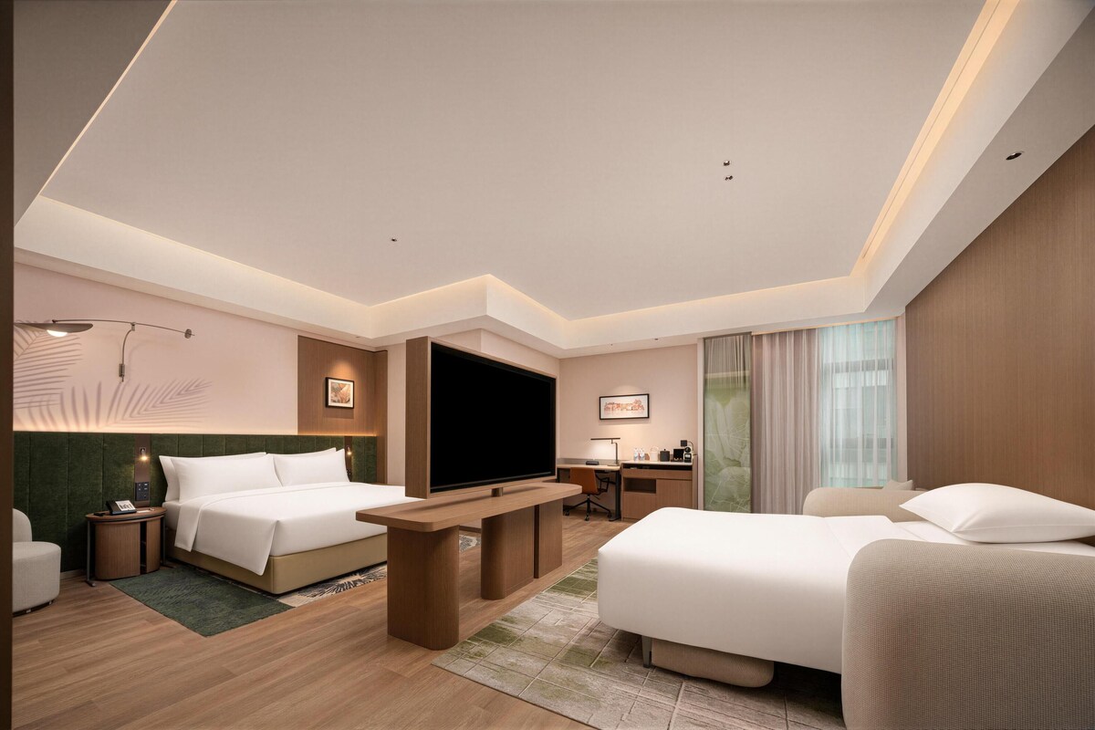 Deluxe Room, 1 King Bed with Sofa bed | Living area