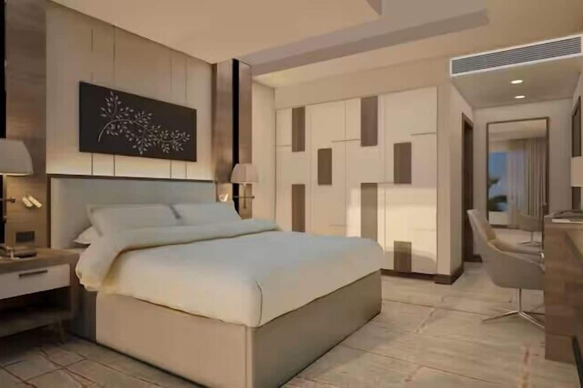 Room, 1 King Bed | Minibar, in-room safe, desk, blackout drapes