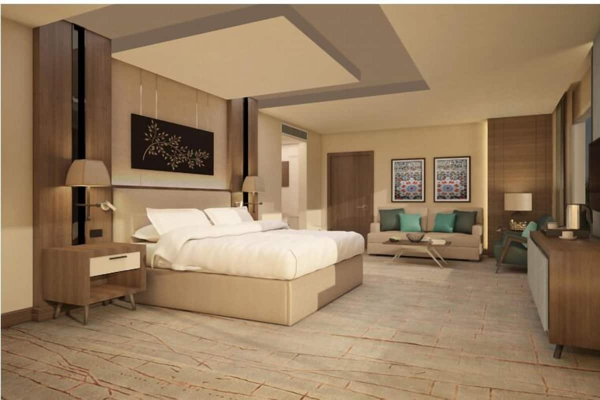 Junior Suite, 1 King Bed, Sea View | Minibar, in-room safe, desk, laptop workspace
