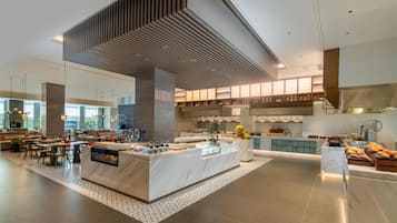 Una cocina moderna con una isla central, electrodomésticos integrados y un amplio ventanal que proporciona luz natural.