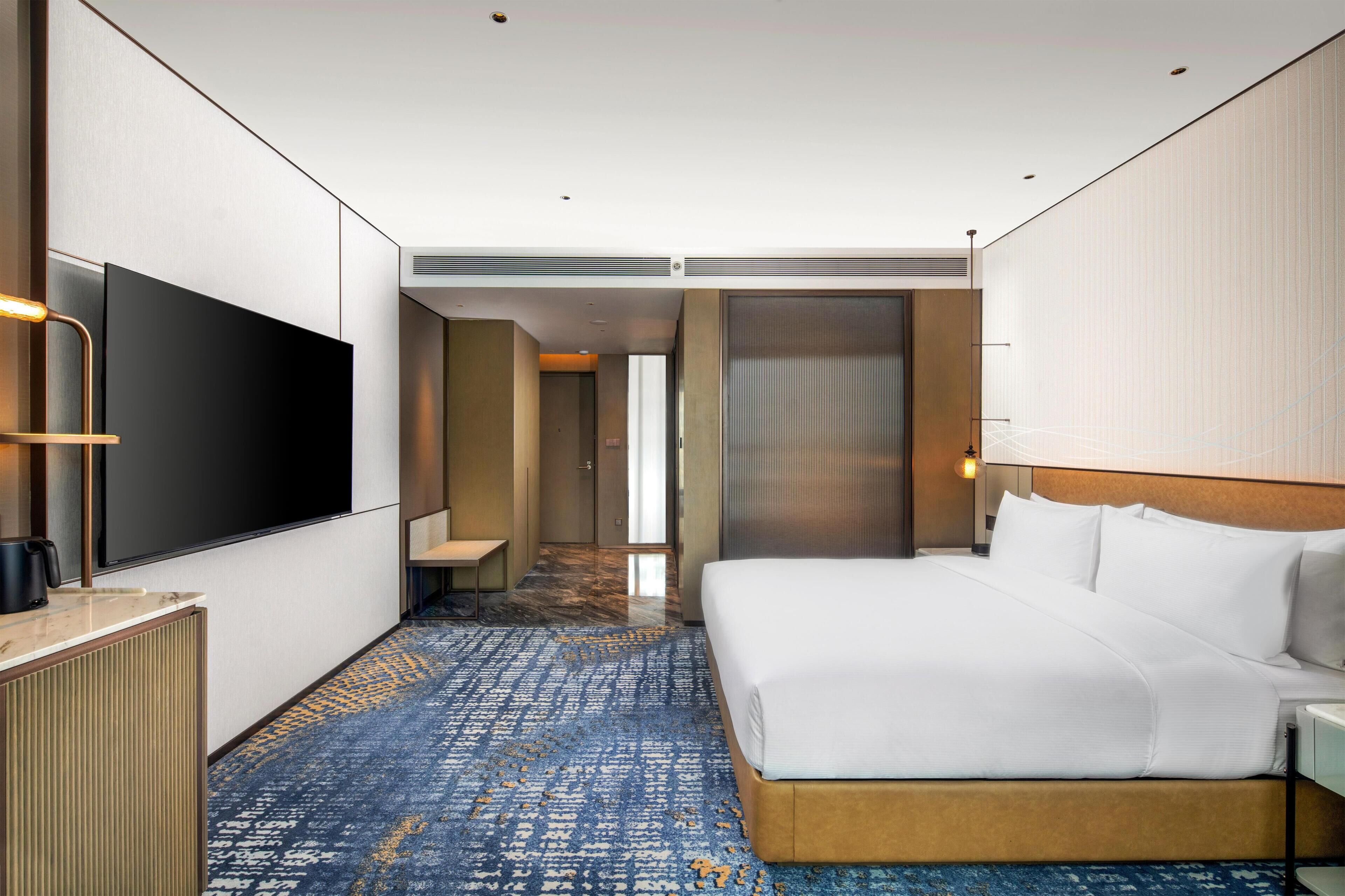 Down comforters, minibar, in-room safe, desk