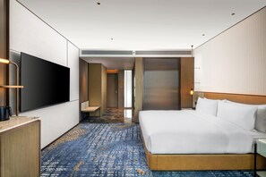 羽毛の掛け布団、ミニバー、セーフティボックス (室内)、デスク