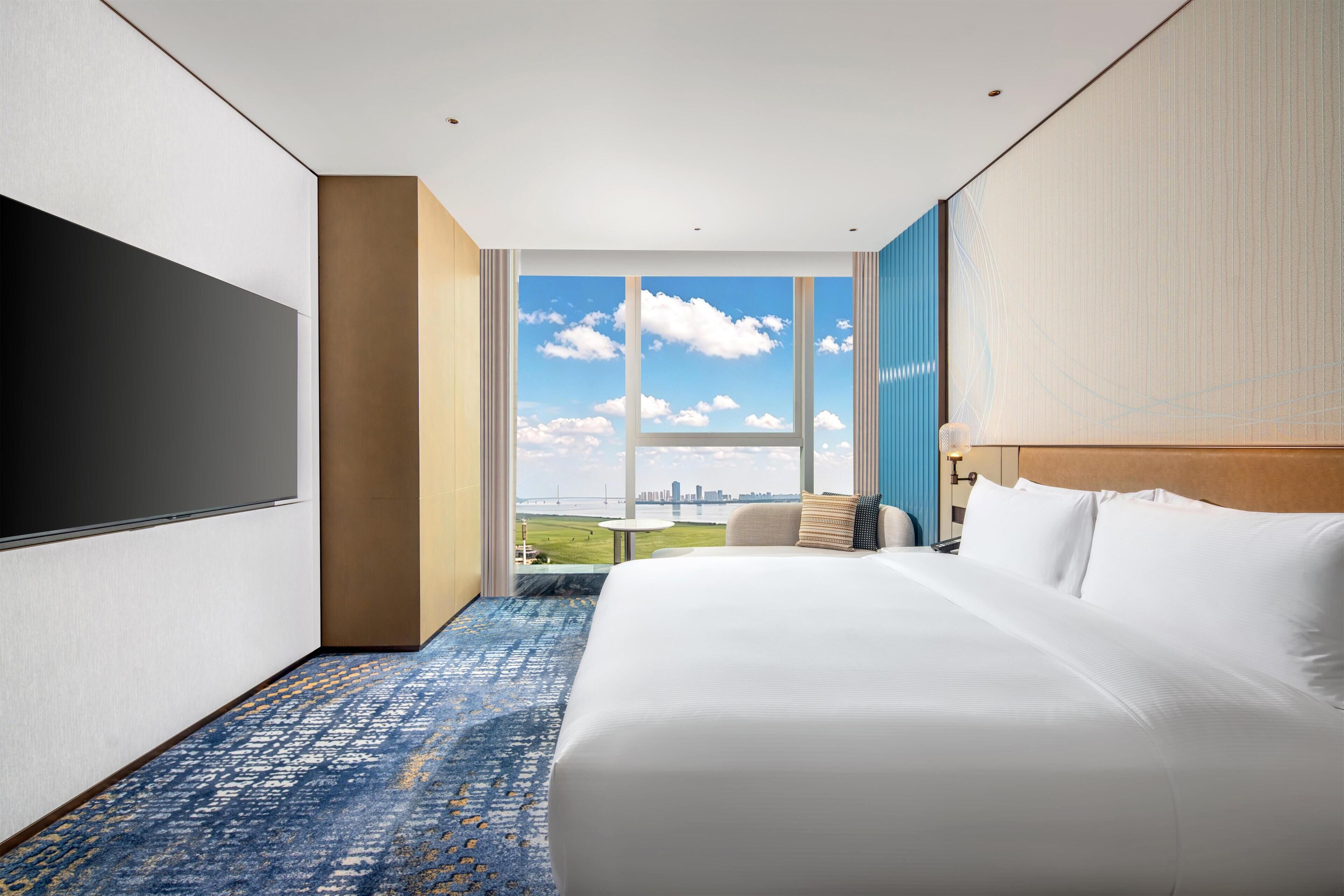 Deluxe Suite, 1 King Bed | Down comforters, minibar, in-room safe, desk