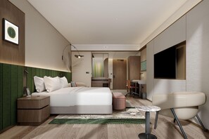 Et moderne hotelværelse med seng, sengebord, lampe og fjernsyn.