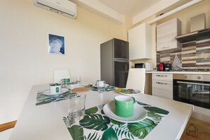 Una cocina moderna con refrigerador, estufa y microondas.