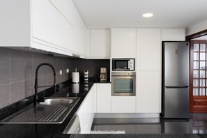 Micro-ondes, four, plaque de cuisson, lave-vaisselle