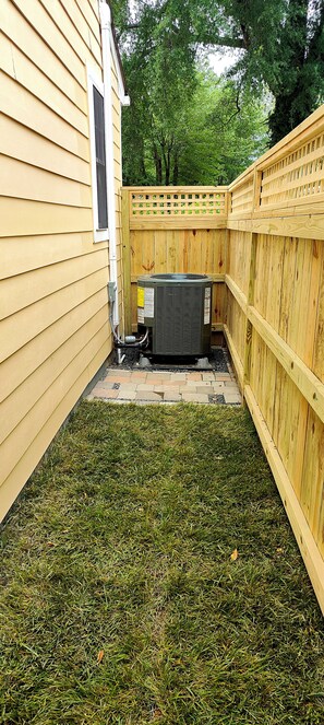 Outdoor spa tub - The Birdhouse - Cozy Cottage Retreat in Richmond (Richmond)