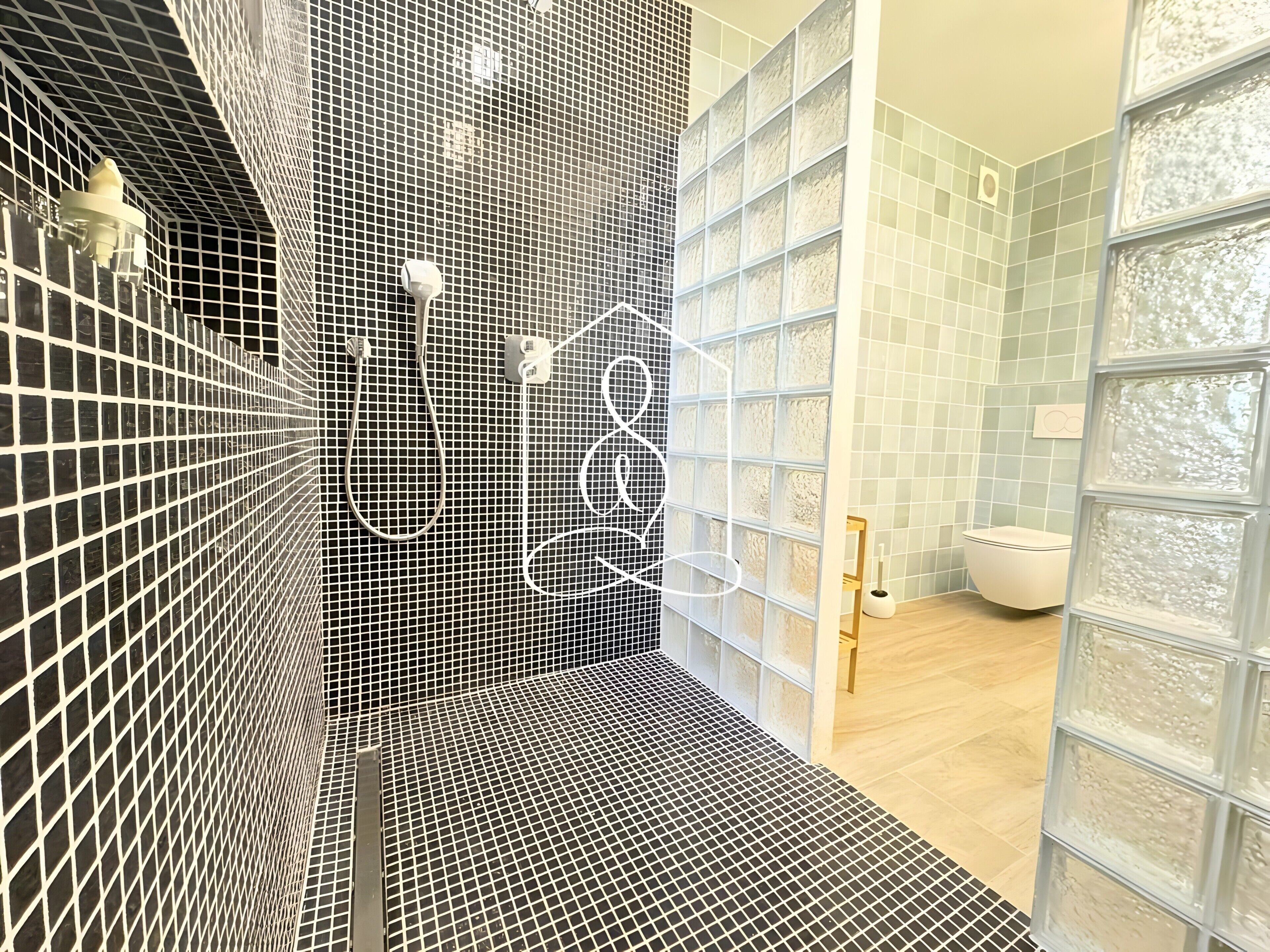 Douche, sèche-cheveux, serviettes fournies