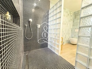 Dusche, Haartrockner, Handtücher