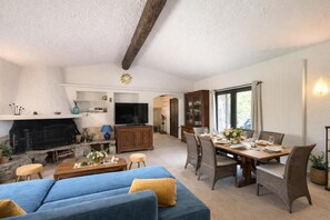 TV, fireplace