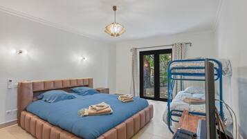3 slaapkamers, een strijkplank/strijkijzer, wifi, beddengoed