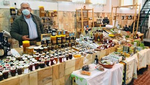 A market stall with various jars and bottles, likely containing food products. - Casinha do Burro – Casas do Poente: Cozy Cottage with Private Patio (Rogil)