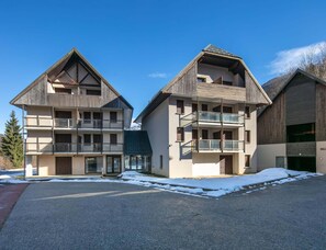 Un bâtiment moderne doté de nombreux balcons et de grandes fenêtres, qui ressemble probablement à un hôtel ou à un immeuble d’appartements.
