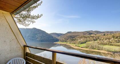Lake View Miremont Apartment for 5