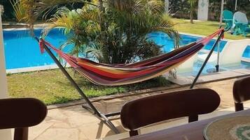 Una piscina al aire libre
