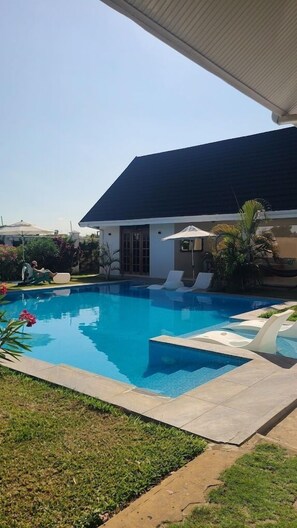 Una piscina al aire libre