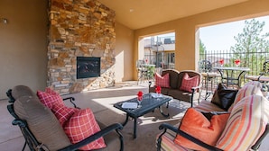 Outdoor dining - Paradise Village Resort 31/32 Retreat (Santa Clara)