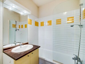 Apartment | Bathroom - Central Apartment Near Luchon Cable Cars (Bagneres-de-Luchon)
