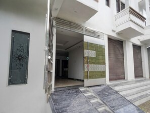 House | Reception - Deluxe Chhatikara Opposite Char Dham (Mathura)