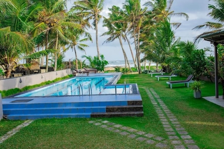 Outdoor pool. Ocean Villa Den