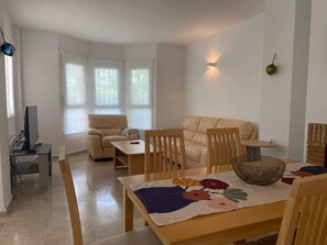 House, Accessible - Modern 3 Bedroom Pool Access Apartment F-7 (Marbella)