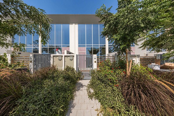 House - Free Housekeeping Visits During Your Stay - Stayshort - Cozy 1BR Townhouse Loft Style Located in Rukan Community (Dubai)