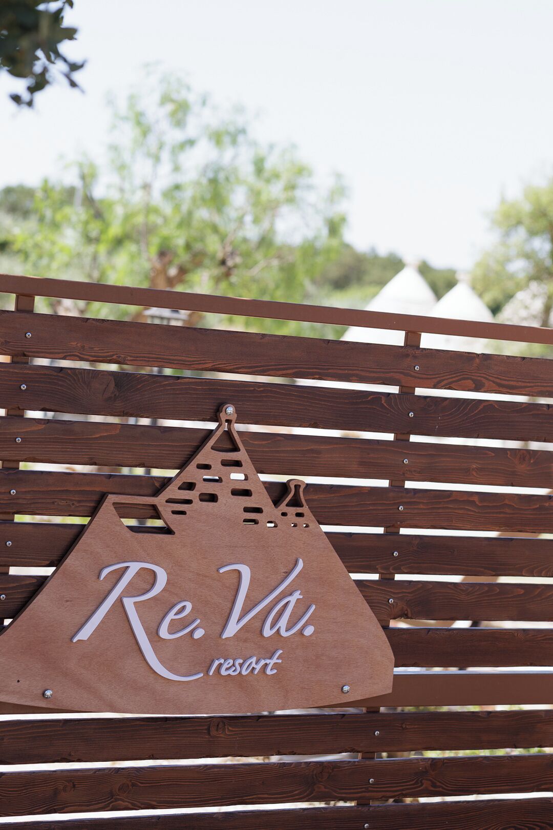 Un banco de madera con un letrero que dice 'Re.Va. Resort'.