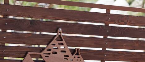 Un banco de madera con un letrero que dice 'Re.Va. Resort'.