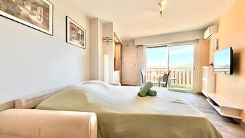Iron/ironing board, WiFi, bed sheets