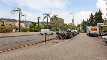 Eine Straße mit parkenden Autos und einem Fahrrad.
