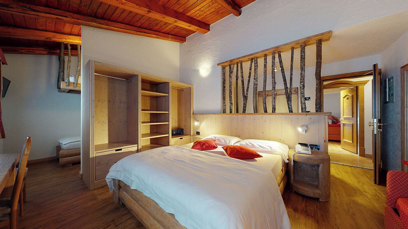 Family Room | Hypo-allergenic bedding, in-room safe, individually furnished, desk