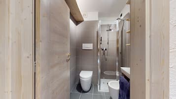 Standard-Doppel- oder -Zweibettzimmer, Balkon, Bergblick | Badezimmer